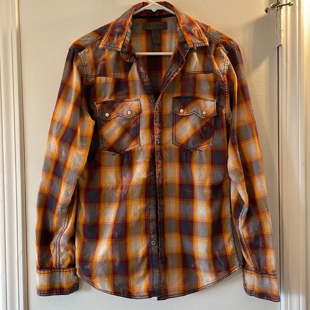 Decree Men’s plaid distressed button down shirt